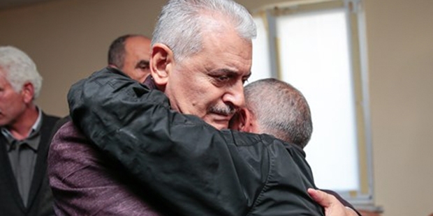 Helin Palandöken'in ailesine ziyarette bulunan Başbakan Binali Yıldırım gözyaşlarını tutamadı