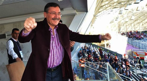 İstifası istenen Gökçek keyifli pozlar verdi