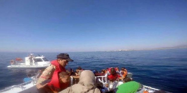 İzmir'de denizde 54 mülteci durduruldu