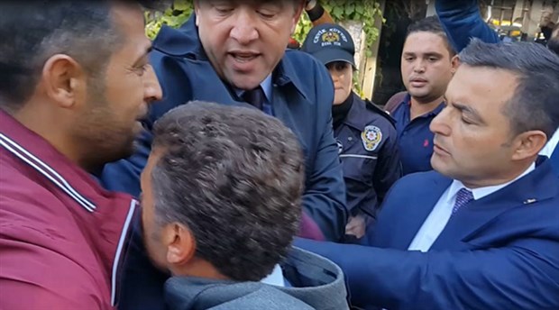 Meclis önünde CHP’li vekillere polis saldırısı!