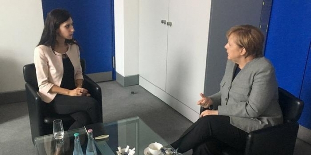 Merkel, Türkiye'de tutuklu olan gazeteci Deniz Yücel'in eşiyle görüştü