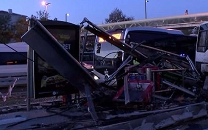 Metrobüs yolunda kaza: 3 yaralı