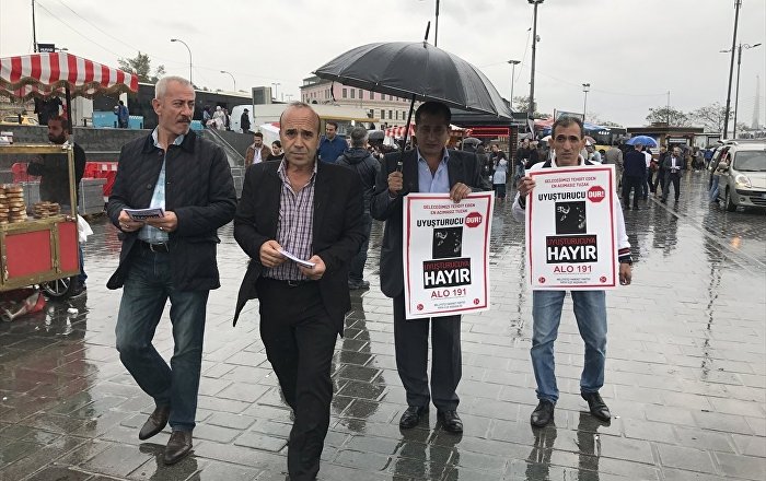 MHP’liler uyuşturucu karşıtı broşür dağıttı: ‘Damarlarınızdaki Asil Kanı Kirletmeyin’