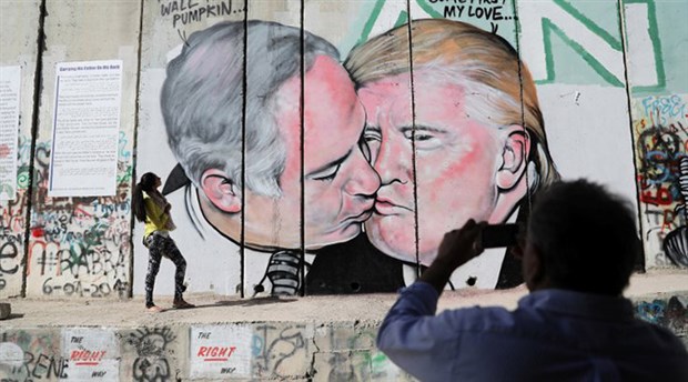 Netanyahu ve Trump’ın öpüştüğü graffiti Batı Şeria duvarında