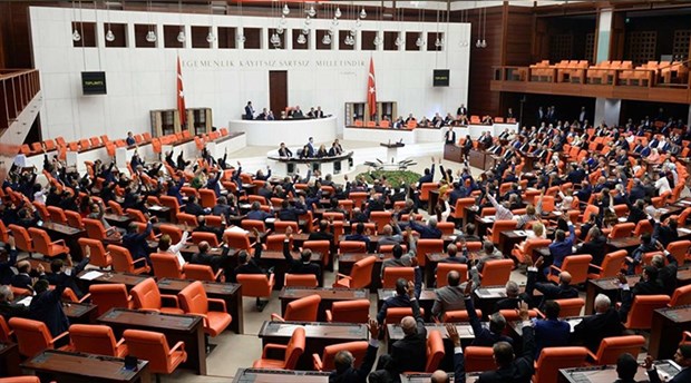 Özgür Mumcu: 275 AKP’li vekilin televizyon yasağı var