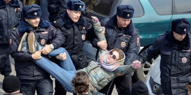 Rusya'da Putin karşıtı gösterilere katılan gençlerin aileleri de yargılanacak!