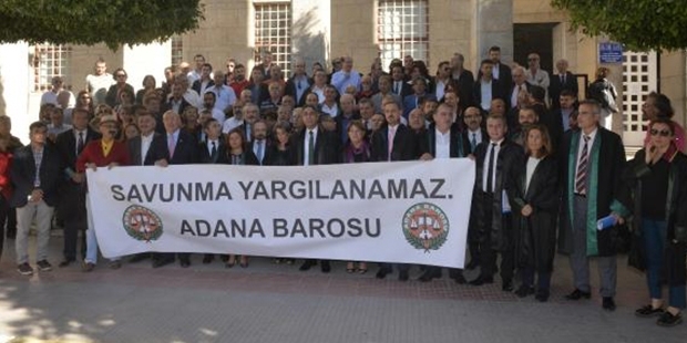 'Savunma yargılanamaz': Adliyede üstünü aratmayan 10 avukat için 9 yıl hapis istemi