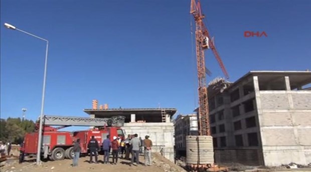 Selfie çekmek için çıktığı 30 metrelik vinçte korkudan bayıldı