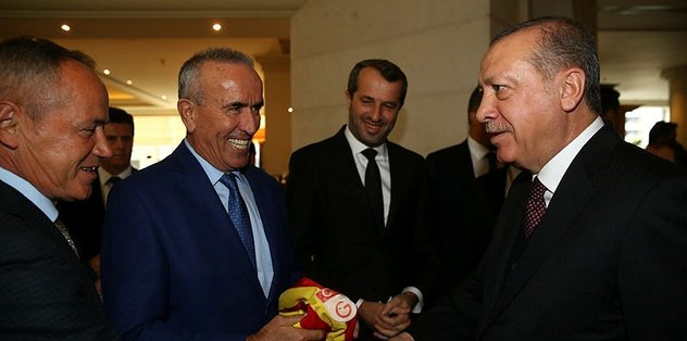 SİMOVİC VE PREKAZİ’DEN JEST