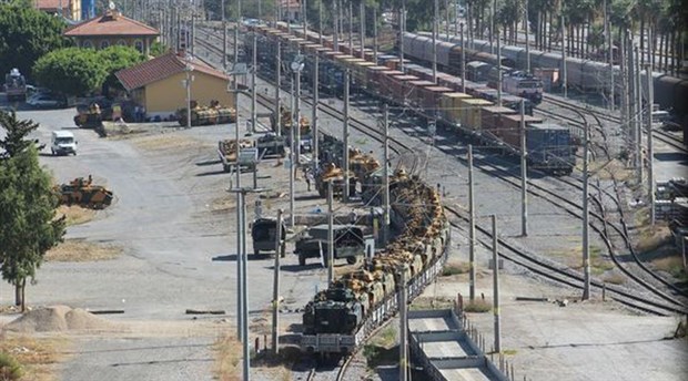 Suriye sınırına askeri araç sevkiyatı gece de devam etti!