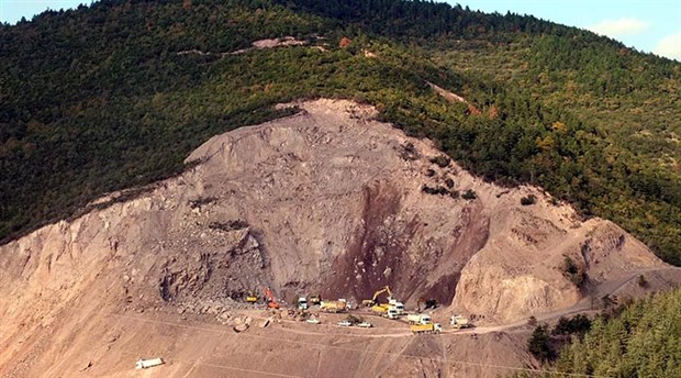 Taş ocağında toprak kayması