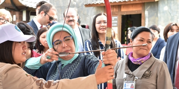 "Twitter hesabını açan kişi görgüsüz olabilir, ama Emine Erdoğan'ın hemen müdahale etmesi gerekirdi"