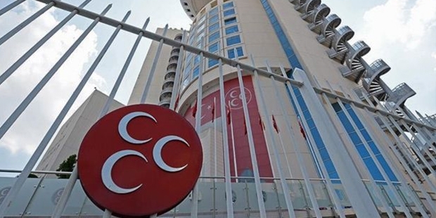 2009'dan beri belediye başkanıydı; o da MHP'den istifa etti