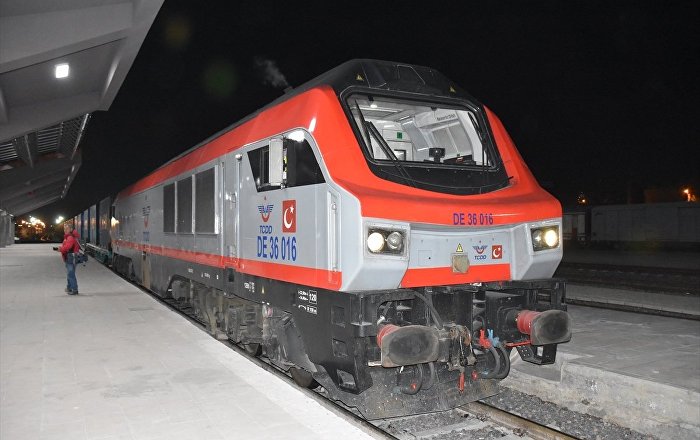Bakü-Tiflis-Kars Demiryolu Hattı’nın ilk treni Türkiye’ye ulaştı