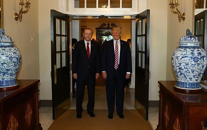 Beyaz Saray: Trump, Suriye’deki ortaklarımıza verdiğimiz askeri yardımlarla ilgili Erdoğan’ı bilgilendirdi