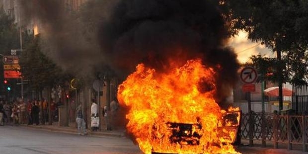 Ceza kesen polisin aracını yaktı