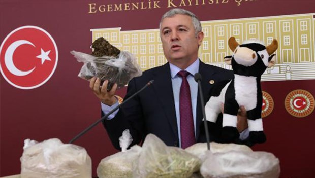CHP’li Arık’tan Bakan Fakıbaba’ya ‘tezek hediyesi’