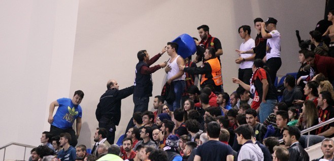Fenerbahçe Doğuş-Eskişehir Basket maçında kavga