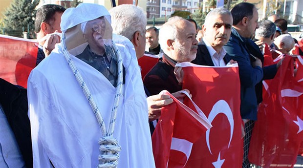 FETÖ’yü kefen ve urganla protesto ettiler