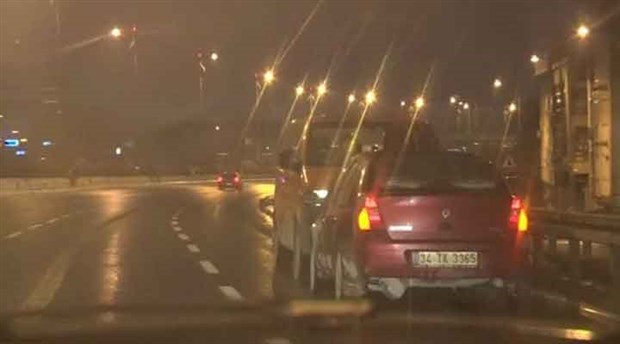 Haliç’te bir minibüs, otomobili halatla kilometrelerce geri