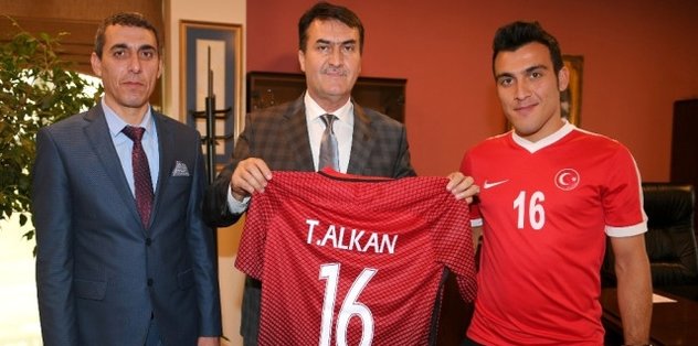 İşitme engelli futbolcudan Dündar’a ziyaret