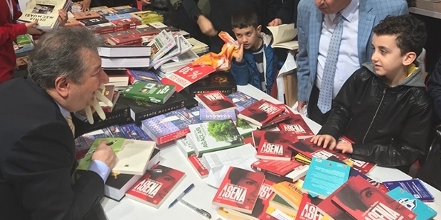 Kitap fuarında Aydınlık yazarına saldıranlar gözaltına alındı