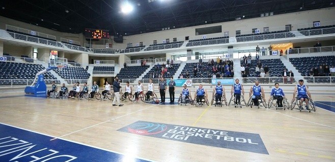 Milli halterci Naim Süleymanoğlu için saygı duruşu yapıldı