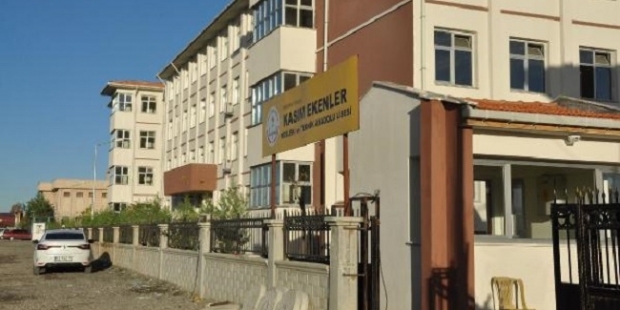 Okul önünde kavga: 1 ölü, 2 yaralı