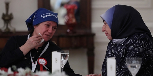Şehit öğretmenin annesi, Atatürk imzalı bandanayla Köşk'e geldi