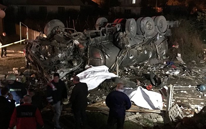 Tanker kahvehaneye girdi: 2 ölü, 5 yaralı
