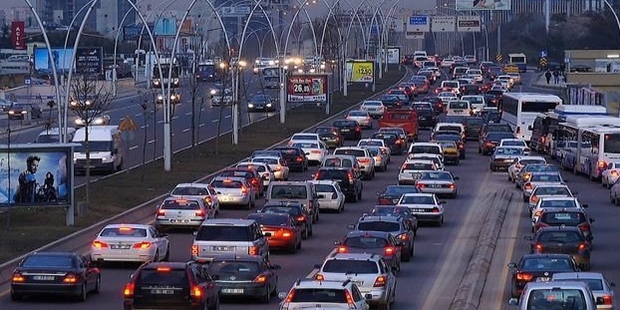 TEM otoyolunda kaza; 10 kilometre araç kuyruğu oluştu