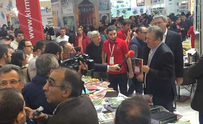 TÜYAP Kitap Fuarı’nda Sabahattin Önkibar’a saldırı