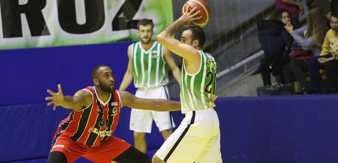 Akhisarlı devler evinde 2 sayı farkla kazandı