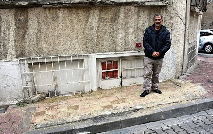 Belediye, kapısına kaldırım ördü: Evine giremiyor