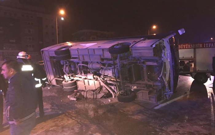 Bursa’da işçileri taşıyan midibüs devrildi: En az 4 kişi öldü