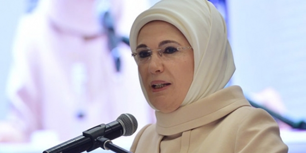 Emine Erdoğan: Önümüzdeki en büyük tehlike makamların sarhoşluğuna kapılmaktır