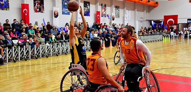 Galatasaray ve Beylikdüzü Basketbol Takımı farkındalık için karşı karşıya geldi