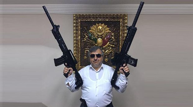AKP’li ilçe başkanı uzun namlulu silahlarla poz verdi