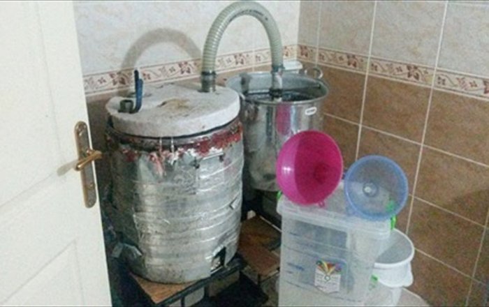 Banyoda kaçak içki üreten emekli öğretim görevlisine operasyon
