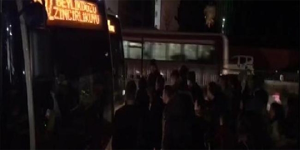 Dolu metrobüse tepki; vatandaş yolu kapattı!