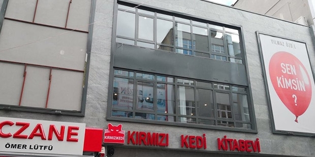 İBB istedi, Kırmızı Kedi Kitabevi'nde aylardır asılı olan afişler indirildi