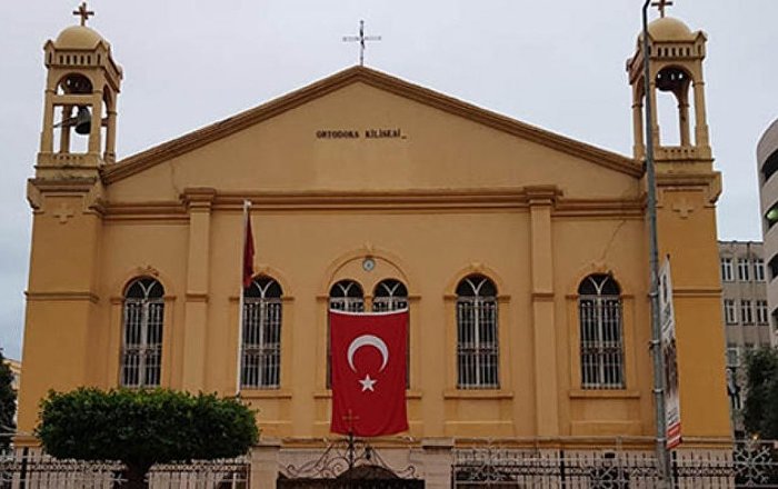 İskenderun Rum Ortodoks Kilisesi’nden Afrin Harekatı’na Türk bayraklı destek