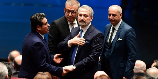 Yeniçağ yazarı: Yönetici olsam, Zafer Çağlayan'ın katıldığı toplantıyı izleyen gazetecilerin hepsini kovardım