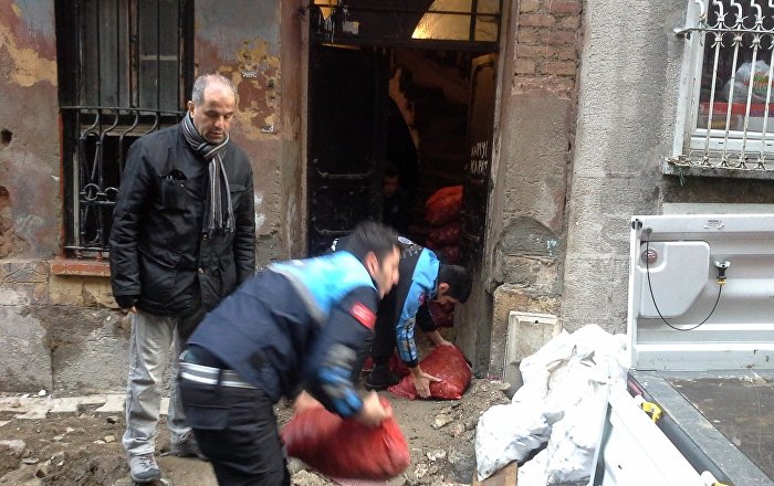 Beyoğlu’nda 2 tonluk midye operasyonu
