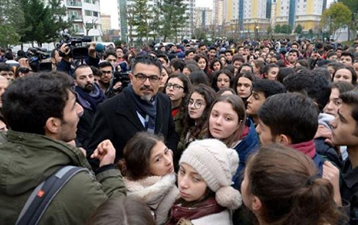 Lisede taciz protestosu: ‘Siz de dar pantolon giymeyin’ diyen müdüre soruşturma
