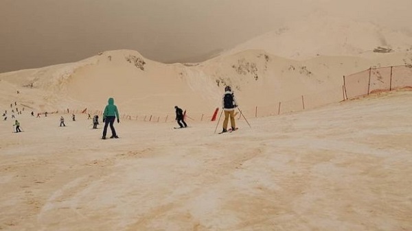 Doğu Avrupa'nın Zirveleri Turuncu Karla Kaplandı 2