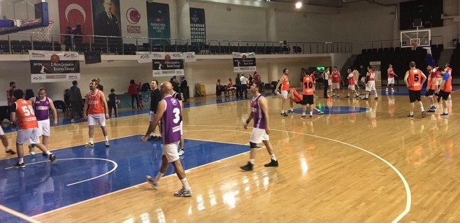Osman Aşkın Bak, basketbol turnuvasına katılan medya çalışanlarına meydan okudu