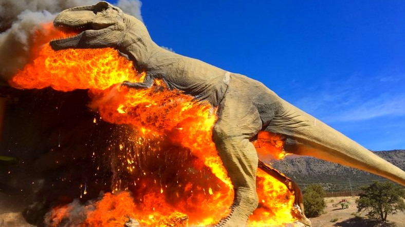 T-Rex Heykeli Cayır Cayır Yandı!