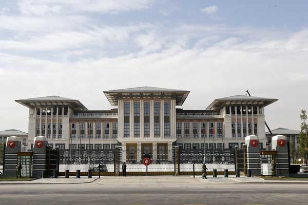 HALK, SARAY MASRAFLARI İÇİN ÇALIŞIYOR