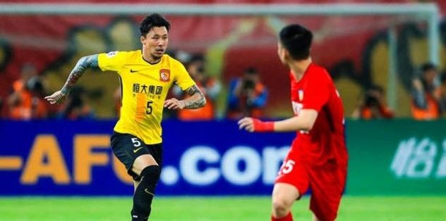 Çin Süper Ligi’ndeki Tianjin Quanjian – Guangzhou Evergrande maçında ilginç olay! Formayı bantladı!
